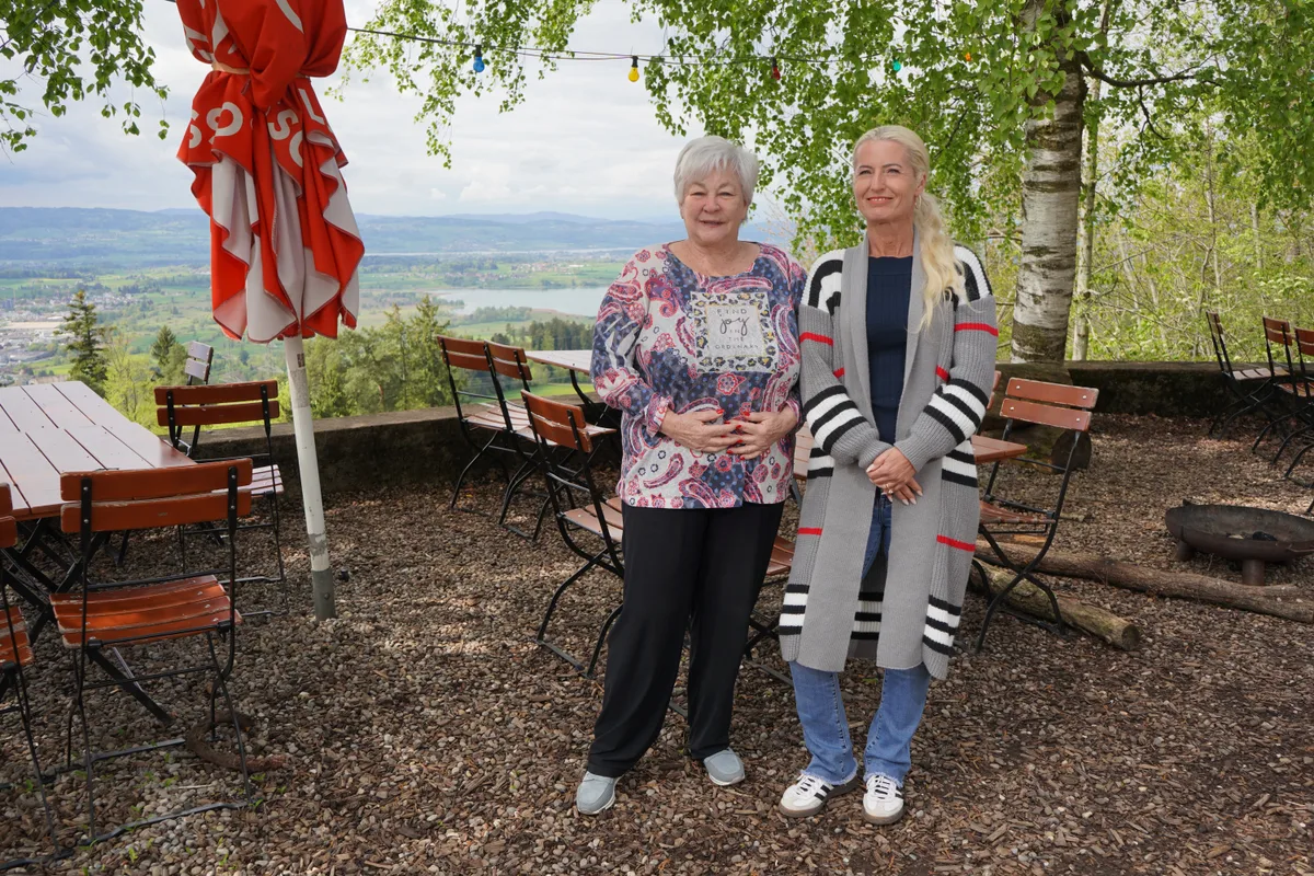 Die neue Geschäftsführerin Nadine Moreno (rechts) hatte der Eigentümerin Ursula Strickler ihr Interesse schon früh signalisiert. Zwei Frauen posieren direkt vor einer fantastischen Aussicht über das Zürcher Oberland.